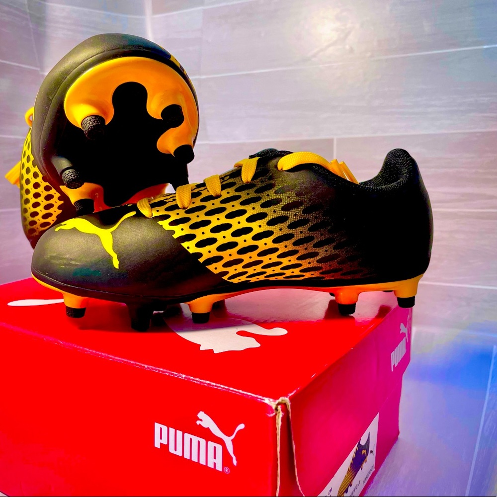 Puma soccer shoes siz 11 and brand new never been worn.